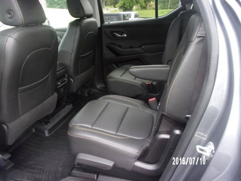 Used 2020 Chevrolet Traverse LT w/ LPO, Black Accent Package AWD/4WD image 9