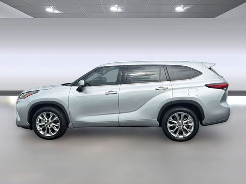Used 2023 Toyota Highlander Limited FWD image 2