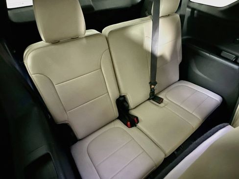 Used 2023 Chevrolet Traverse LT w/ LT Premium Package AWD/4WD image 36
