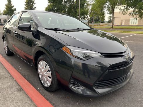 Used 2019 Toyota Corolla LE w/ Carpet Mat Package (TMS) FWD image 2
