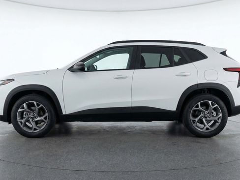 Used 2025 Chevrolet Trax LT FWD image 5