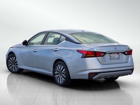 Used 2024 Nissan Altima 2.5 SV image 6