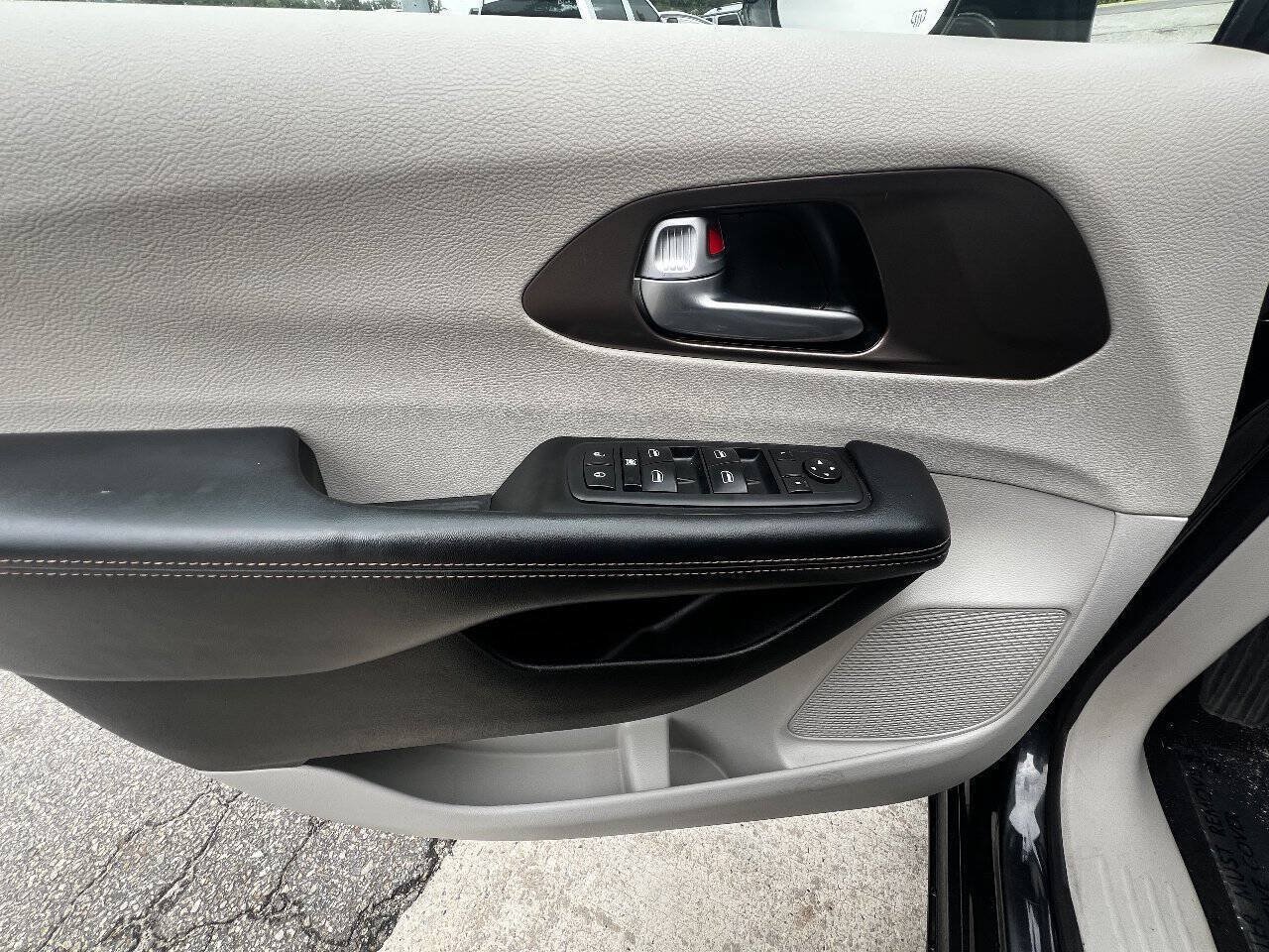Used 2017 Chrysler Pacifica Touring-L FWD image 18