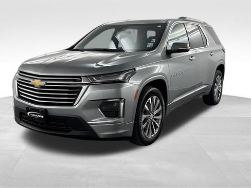 Used 2023 Chevrolet Traverse Premier FWD image 3