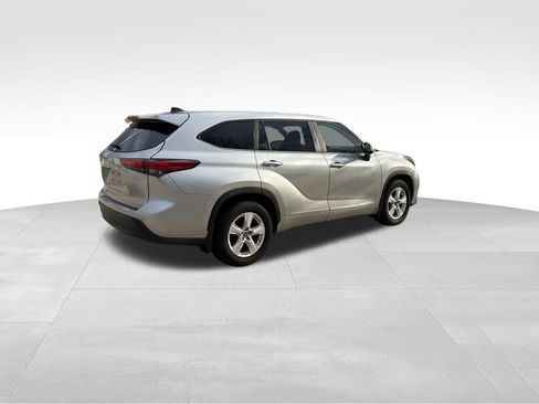 Used 2023 Toyota Highlander LE image 6