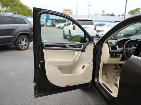 Used 2015 Volkswagen Touareg Executive AWD/4WD image 26