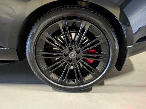 Used 2024 Land Rover Range Rover SV image 16