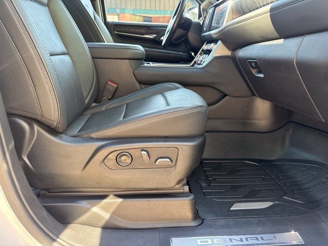 Used 2021 GMC Yukon XL Denali w/ Denali Premium Package AWD/4WD image 32