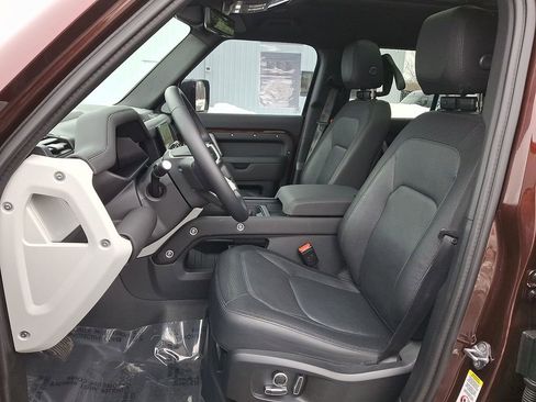 Used 2024 Land Rover Defender 130 X-Dynamic SE image 15