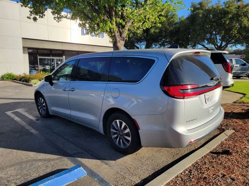 Used 2023 Chrysler Pacifica Touring-L image 4