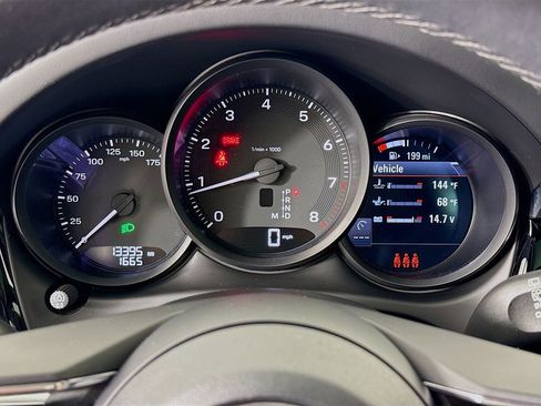 Certified 2025 Porsche Macan AWD/4WD image 17