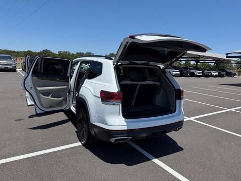 Used 2024 Volkswagen Atlas SE w/ Panoramic Sunroof Package FWD image 27