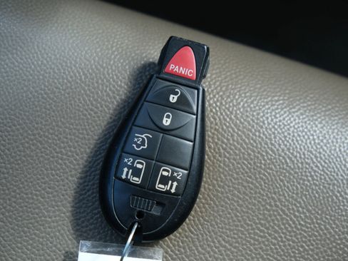 Used 2015 Chrysler Town & Country Touring image 43