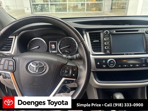 Used 2017 Toyota Highlander Limited image 23