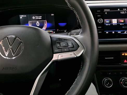 Used 2022 Volkswagen Taos SE w/ Panoramic Sunroof Package image 21