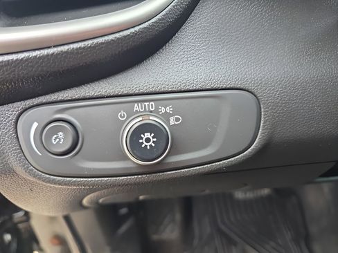 Used 2019 Chevrolet Trax LT w/ LT Convenience Package image 12