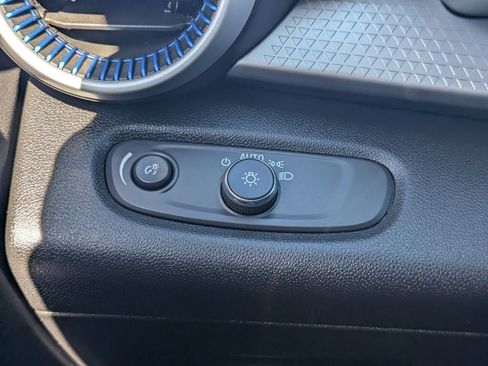 Used 2025 Chevrolet Trax LS image 28