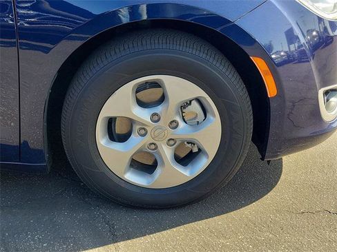 Certified 2017 Chrysler Pacifica Premium image 5