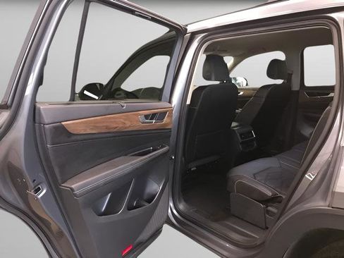 Used 2025 Volkswagen Atlas SE AWD/4WD image 7