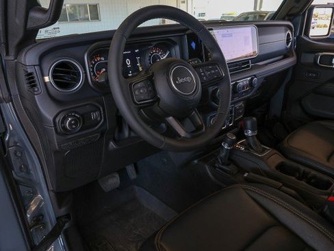 Used 2025 Jeep Gladiator Sport AWD/4WD image 13