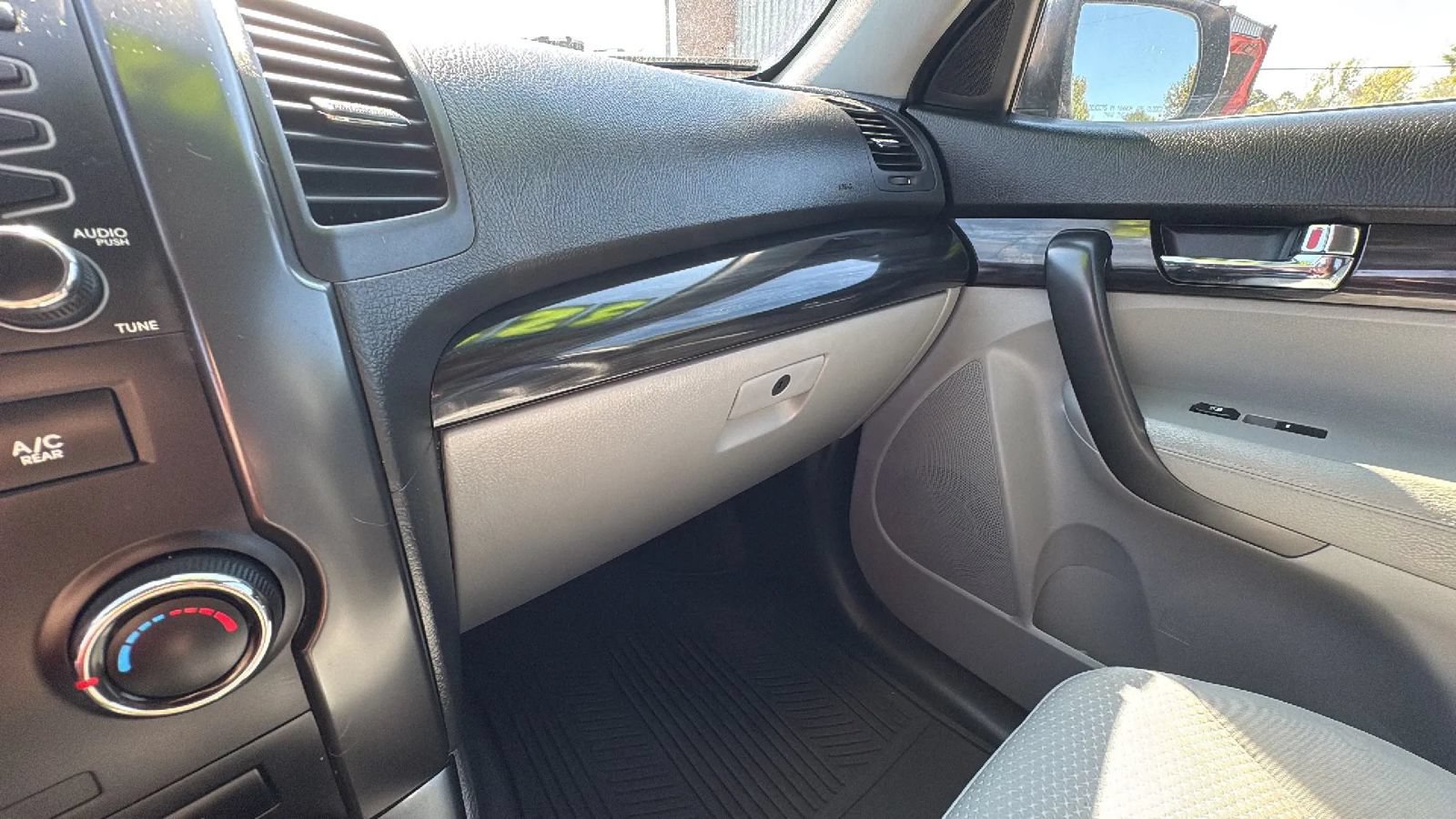 Used 2011 Kia Sorento LX w/ Convenience Pkg FWD image 21