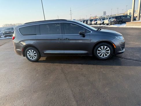 Used 2017 Chrysler Pacifica Touring-L image 8