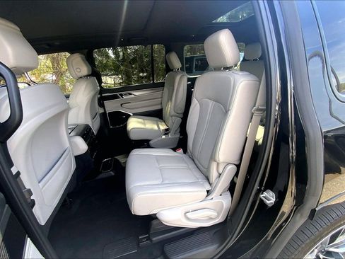 Used 2025 Jeep Wagoneer Series III w/ Premium Group I AWD/4WD image 16