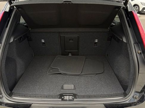 Used 2022 Volvo XC40 T4 Momentum FWD image 17