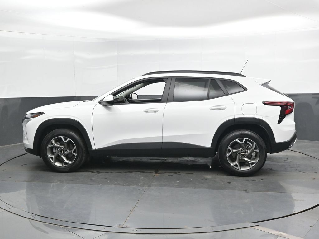 Used 2025 Chevrolet Trax LT w/ LT Convenience Package FWD image 10