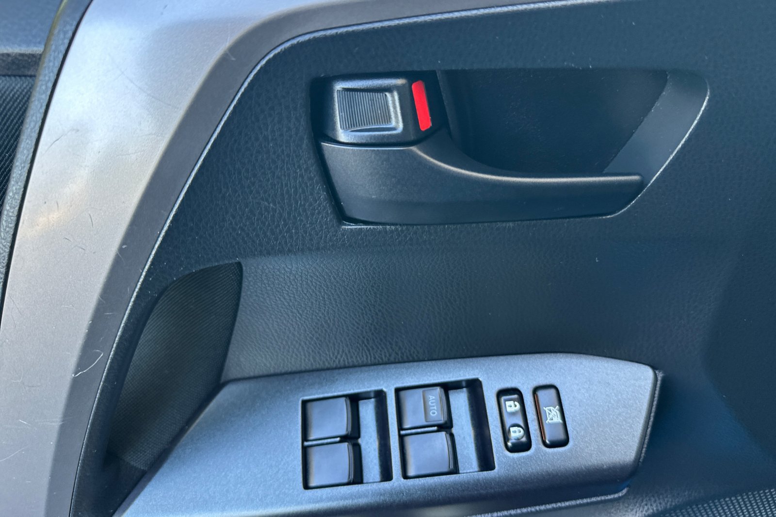 Used 2016 Toyota RAV4 LE FWD image 11