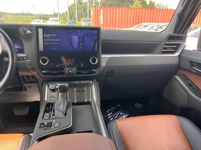 Used 2024 Lexus GX 550 w/ Accessory Package (31) AWD/4WD image 16