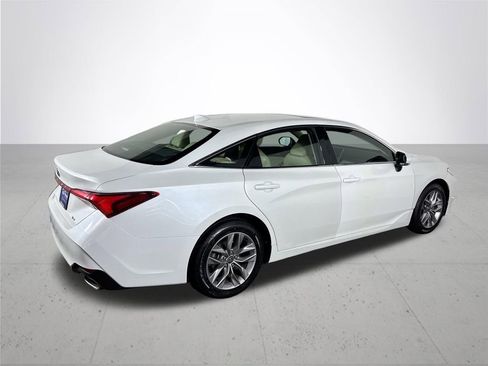 Used 2022 Toyota Avalon XLE w/ Moonroof Package image 6