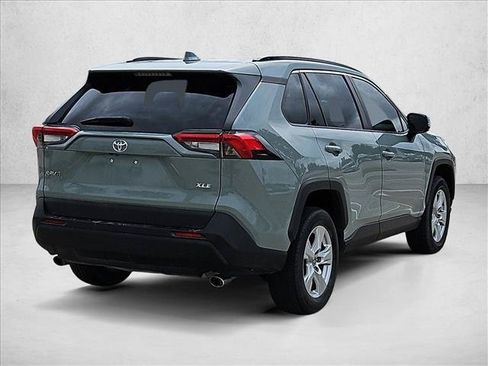 Used 2021 Toyota RAV4 XLE w/ Convenience Package FWD image 5