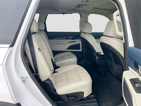 Used 2023 Kia Telluride EX w/ EX Captain's Chair Package image 30