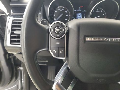 Used 2017 Land Rover Discovery SE image 25