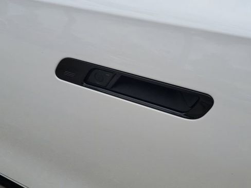 Used 2024 BMW 740i image 9