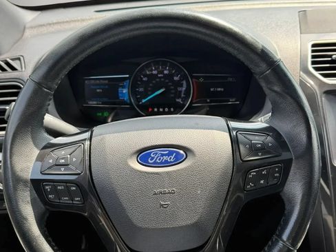 Used 2018 Ford Explorer XLT w/ Equipment Group 202A AWD/4WD image 19