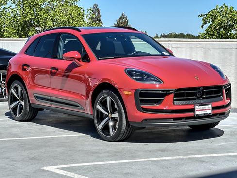 Certified 2025 Porsche Macan image 10