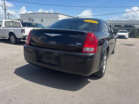 Used 2007 Chrysler 300 RWD image 3