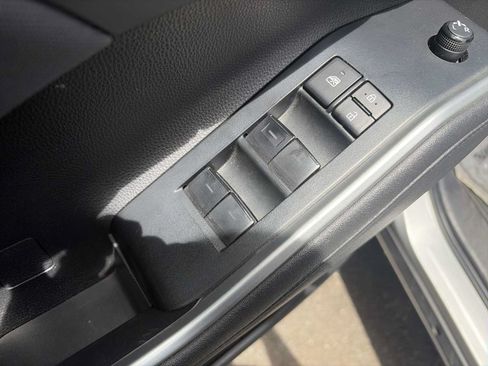 Used 2023 Toyota Highlander L FWD image 15