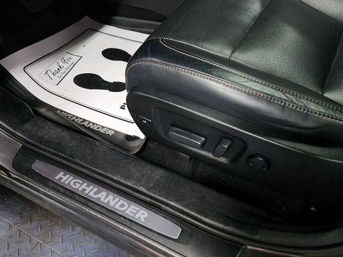 Used 2017 Toyota Highlander Limited image 11