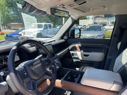 Used 2024 Land Rover Defender 130 X-Dynamic SE AWD/4WD image 18