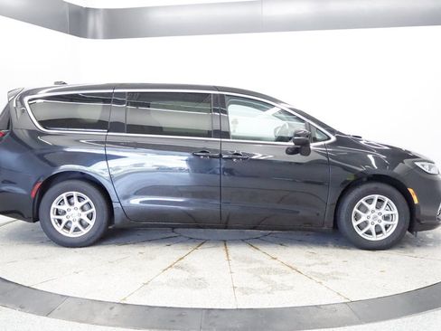 Certified 2023 Chrysler Pacifica Touring-L FWD image 8