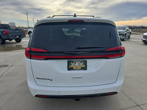 Used 2023 Chrysler Pacifica Touring w/ S Appearance Package image 4