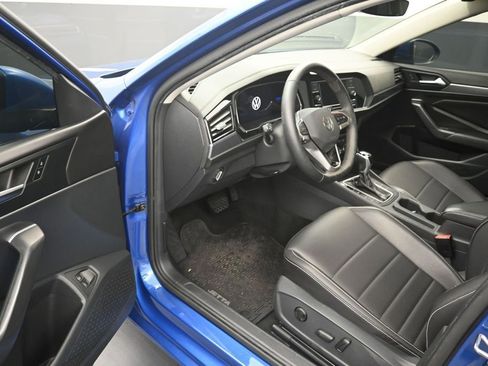 Used 2023 Volkswagen Jetta SE w/ Panoramic Sunroof Package FWD image 9