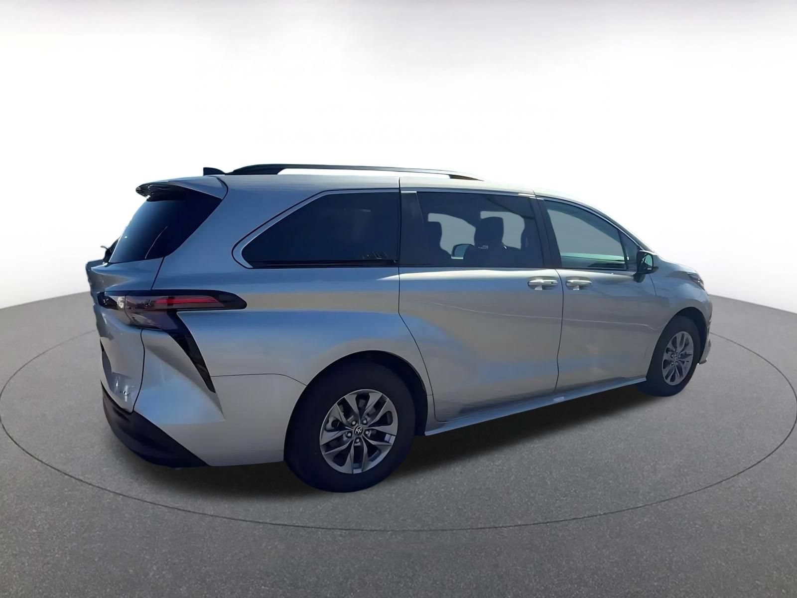 Used 2025 Toyota Sienna XLE FWD image 13