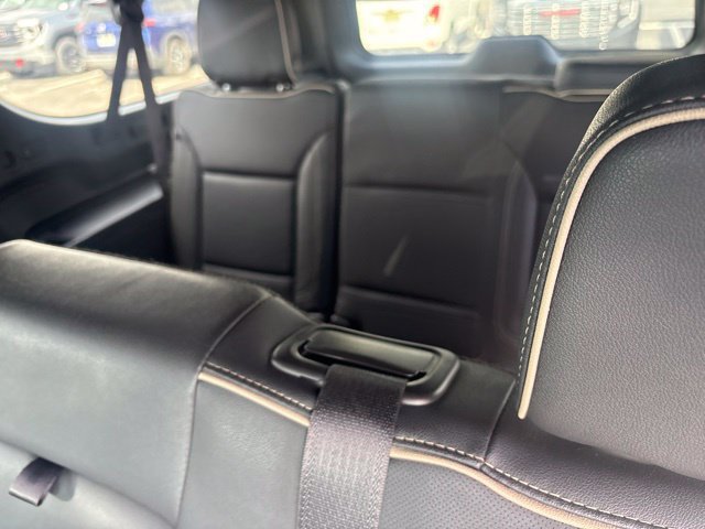 Used 2024 GMC Yukon XL SLT w/ SLT Luxury Package AWD/4WD image 10