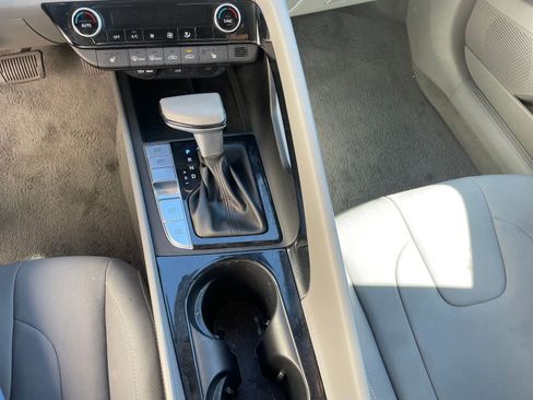 Used 2025 Hyundai Elantra SEL image 42