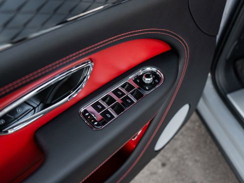 Used 2022 Bentley Bentayga image 25