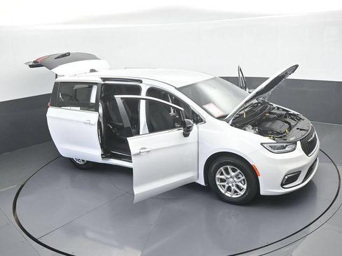Used 2025 Chrysler Pacifica Select FWD image 65